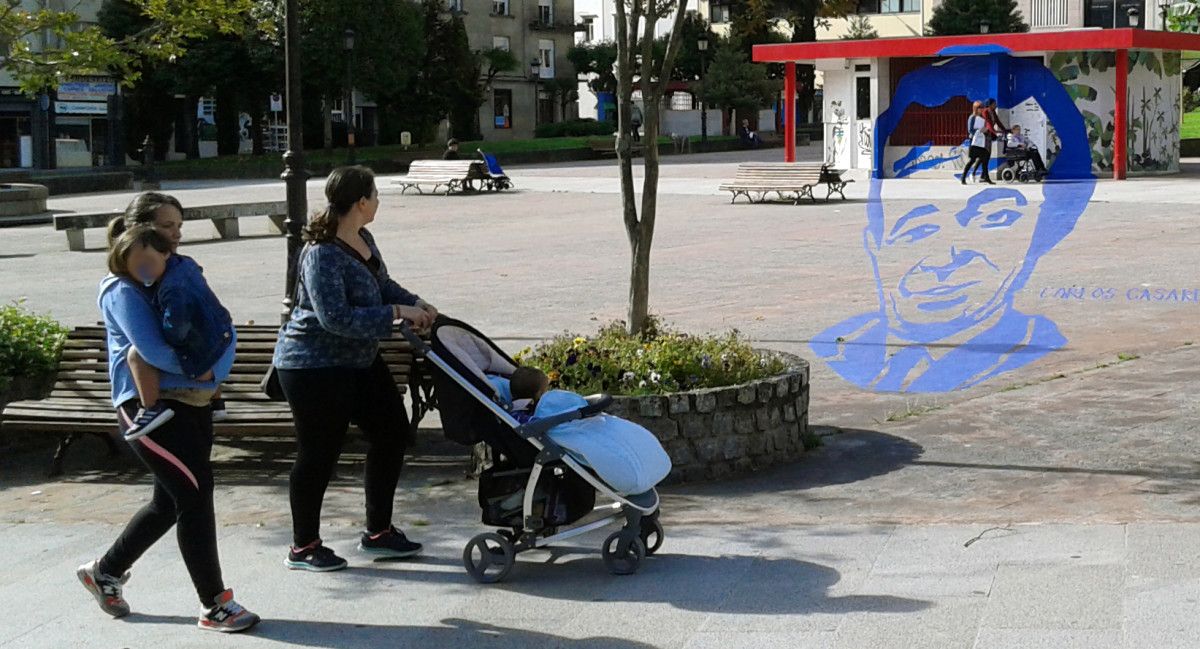 Imagen de Carlos Casares en la plaza de Barcelos