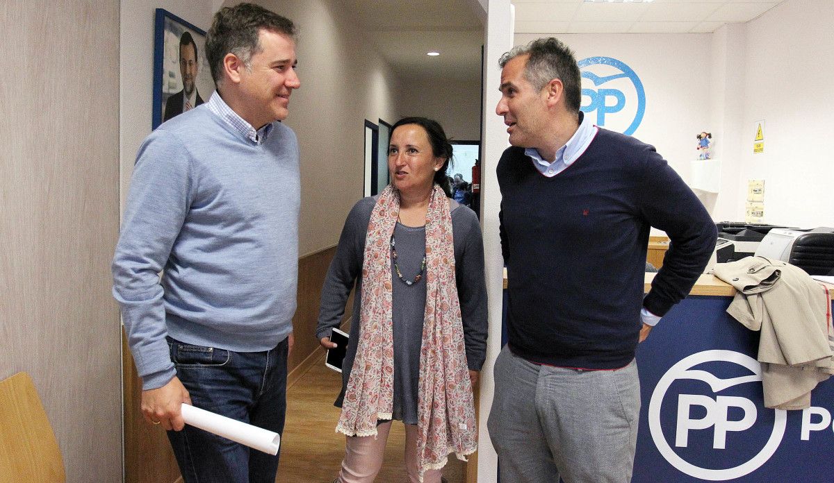 Jacobo Moreira, María José Rodríguez Teso y Rafael Domínguez, en la sede del PP