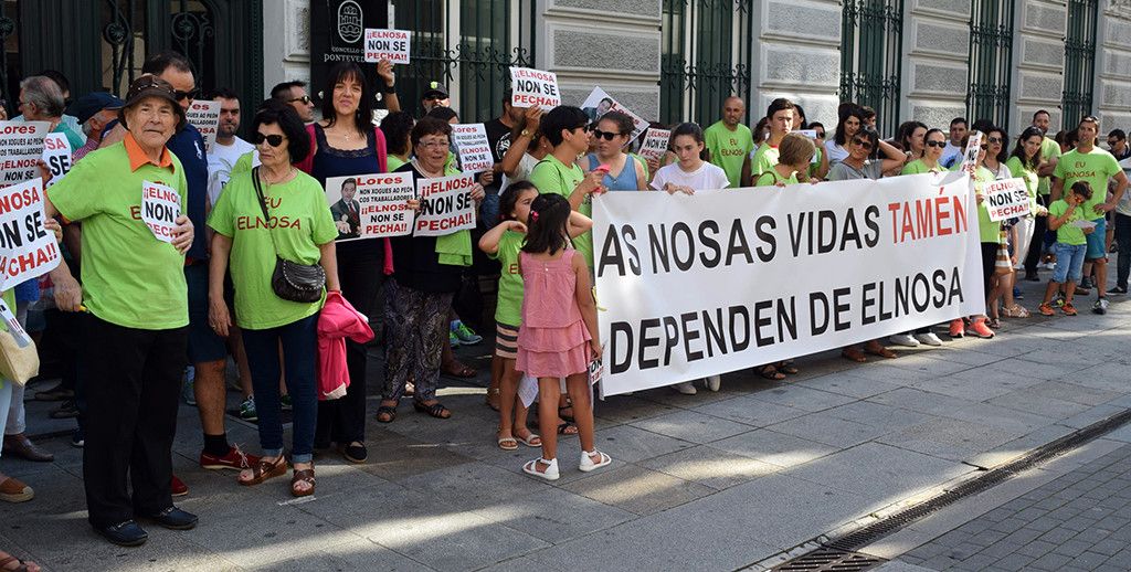 Concentración de los trabajadores de Elnosa y sus familias delante del Concello