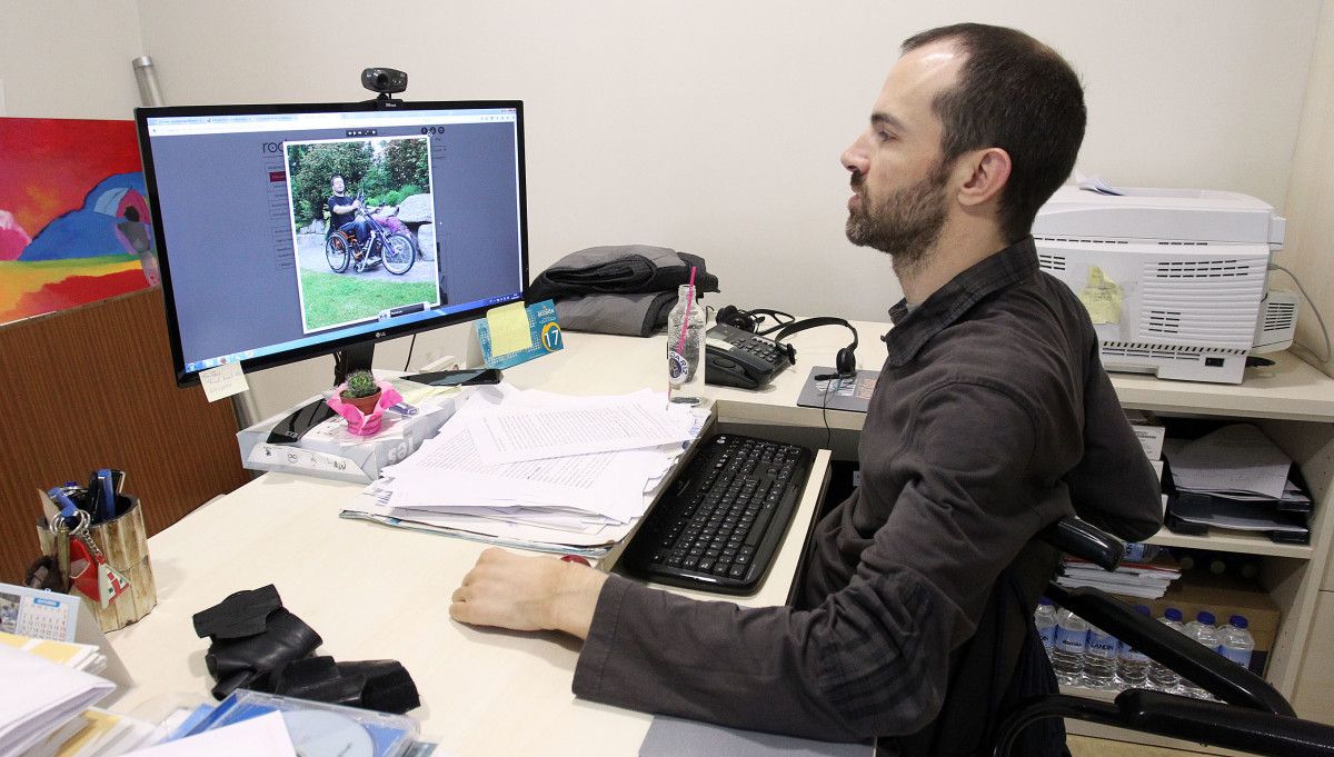 Paulo Fontán, el presidente da Asociación Amizade, muestra un modelo de handbike que podrá ser adquirido con la ayuda de Ence