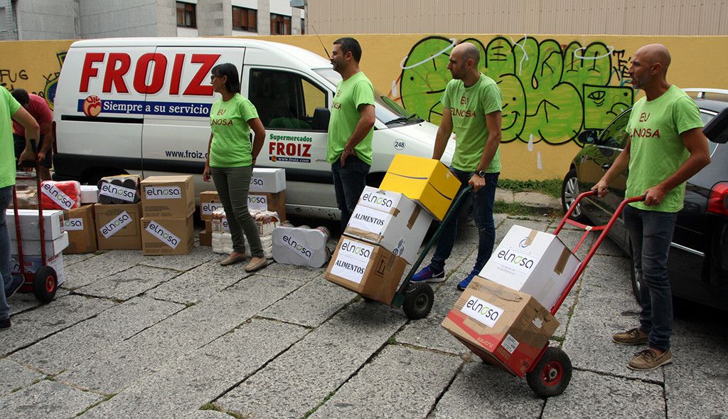 Trabajadores de Elnosa entregan alimentos al Comedor de San Francisco