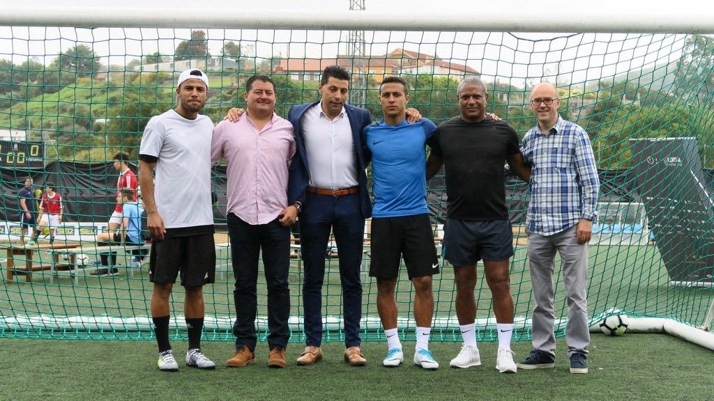 Rafinha, Thiago Alcántara y Mazinho con los representantes del gobierno local de Ponte Caldelas