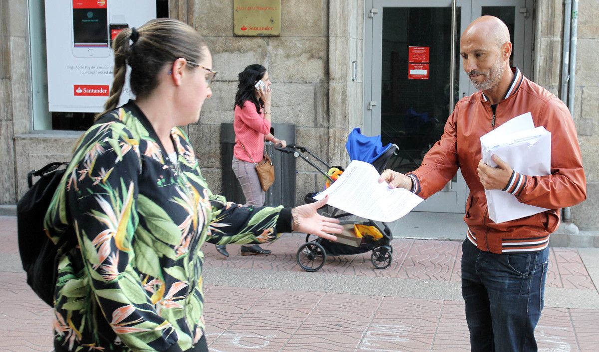 Os traballadores de Elnosa reparten panfletos na rúa