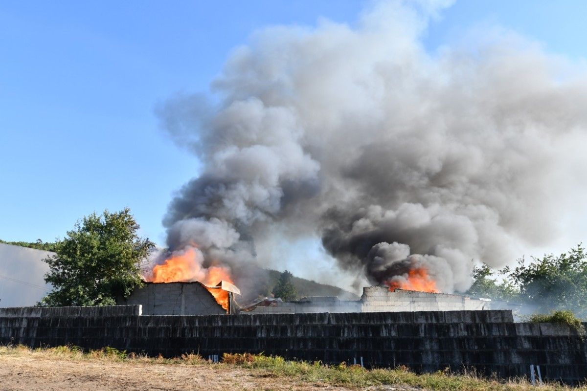 Incendio en una nave industrial en Calvelo