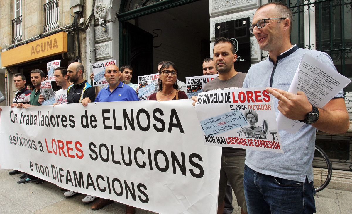 Protesta de trabajadores de Elnosa por la retirada de pancartas reivindicativas