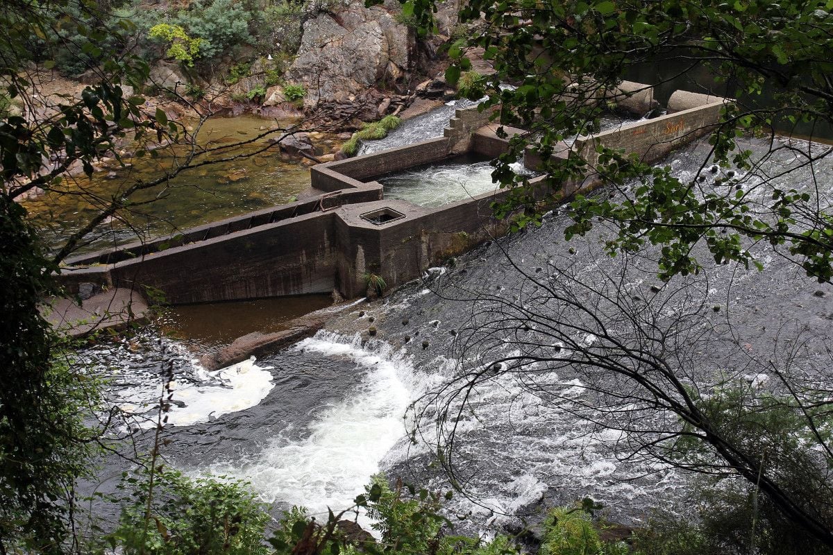 Estación de bombeo en el río Lérez