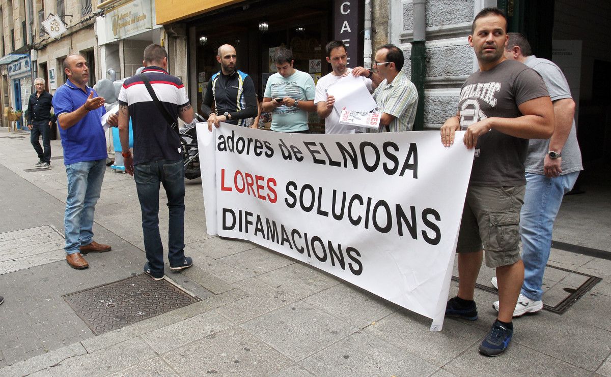 Protesta de trabajadores de Elnosa por la desaparición de pancartas