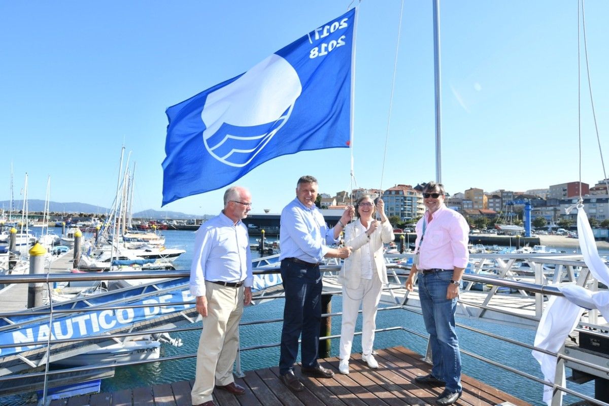 Izado de la bandera azul en Portonovo por la conselleira do Mar, Rosa Quintana