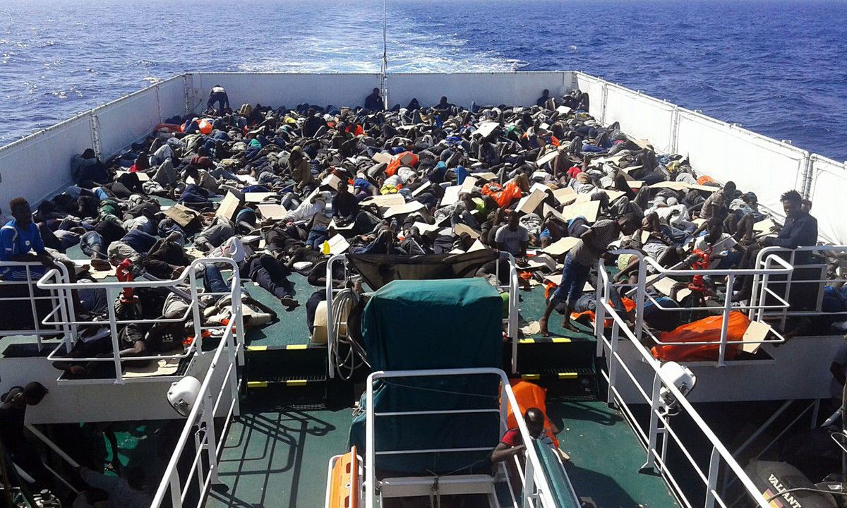 Embarcación con refugiados asistida por el barco del Servicio Marítimo de la Guardia Civil