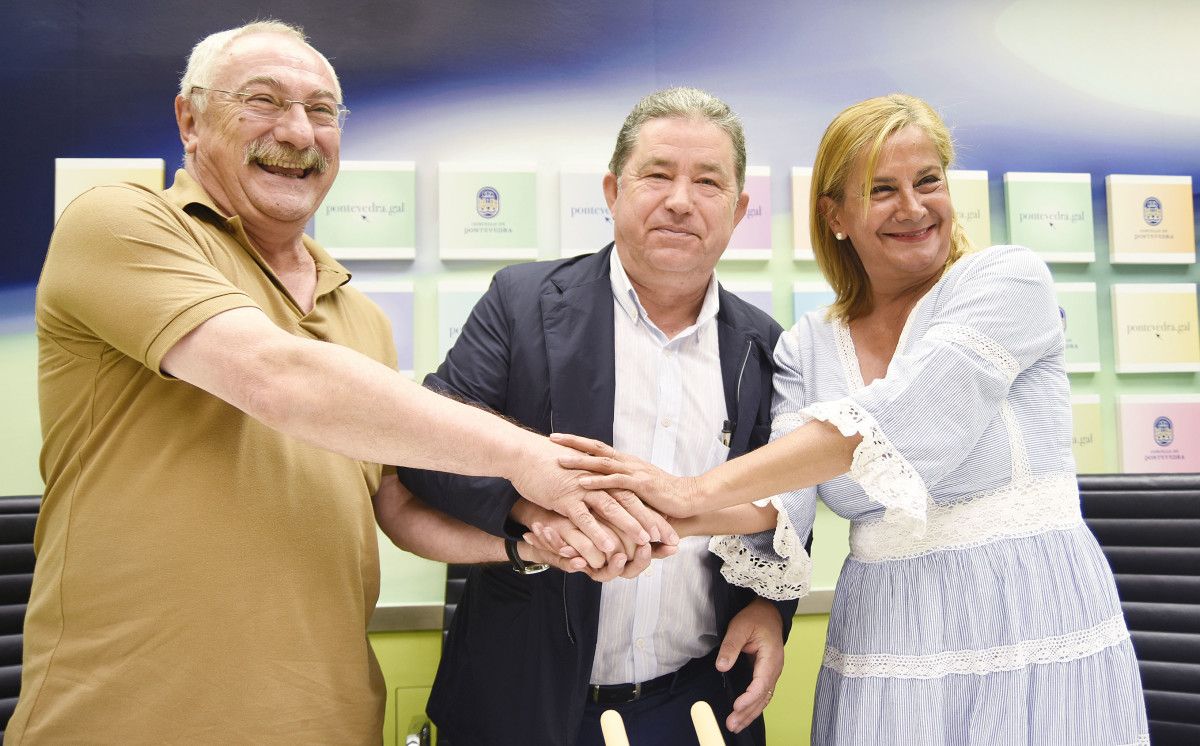 César Mosquera, Miguel Anxo Fernández Lores y Carmela Silva, en el Concello