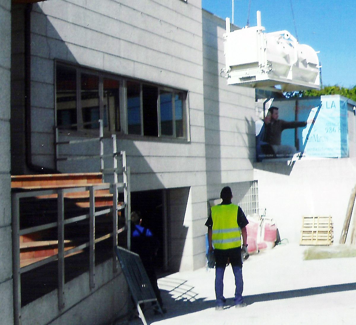 Los vecinos fotografiaron la llegada del horno crematorio al tanatorio de San Mauro