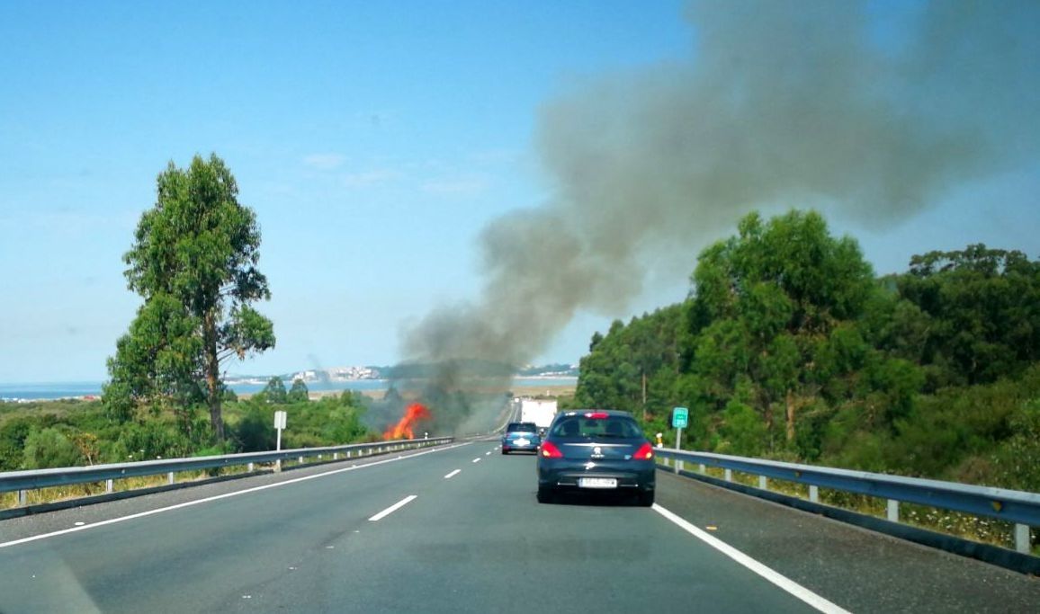 Incendio en Noalla, en Sanxenxo, al pie de la autovía de O Salnés