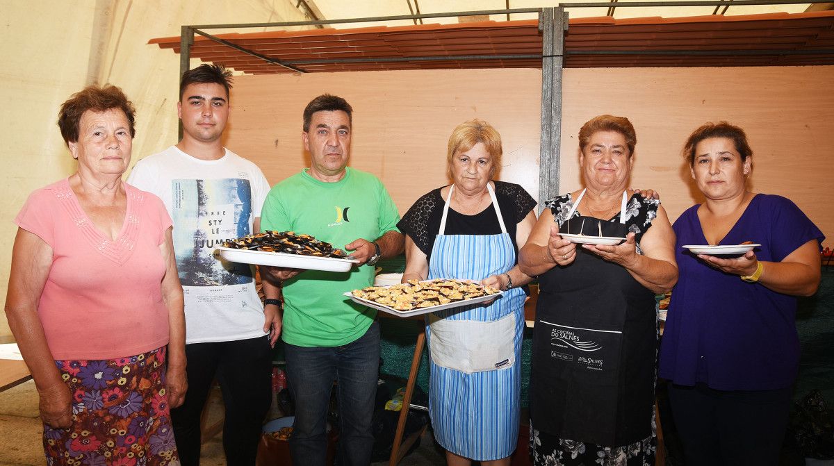 Miembros del Ateneo Corredoira en la "Festa do Mexilón" (el presidente, Juan Manuel Pérez, es el tercero por la izqda.)