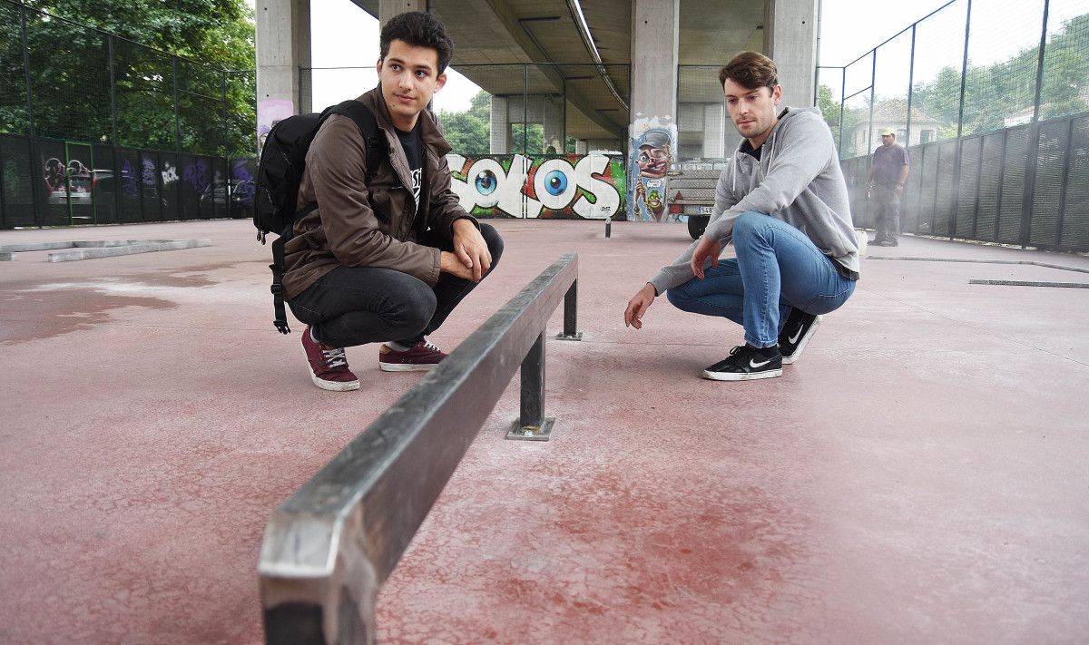 Representates de la Asociación Skate de Pontevedra visita las obra sen el Skatepark temporal de Mollabao