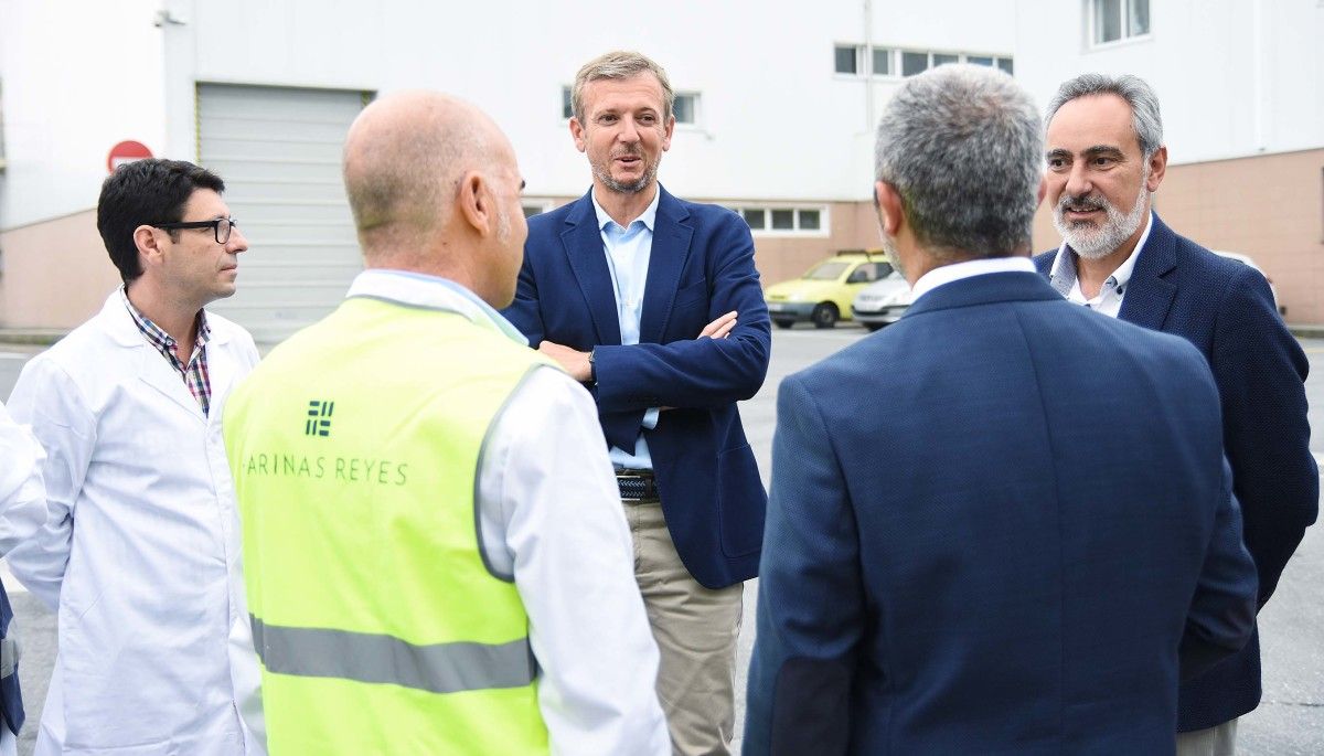 Visita de Alfonso Rueda á fábrica de Harinas Reyes no Campiño