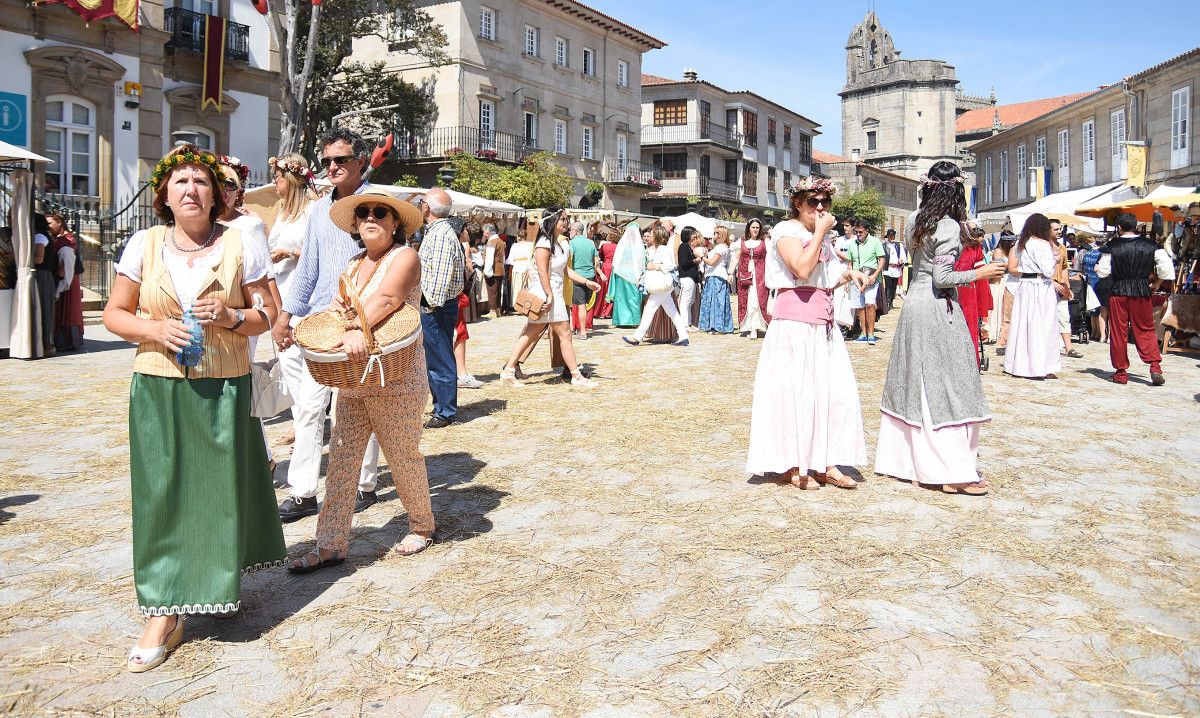 Gente por las calles en la Feira Franca