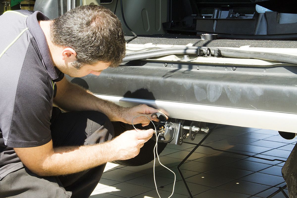 Un mecánico trabajando en un taller