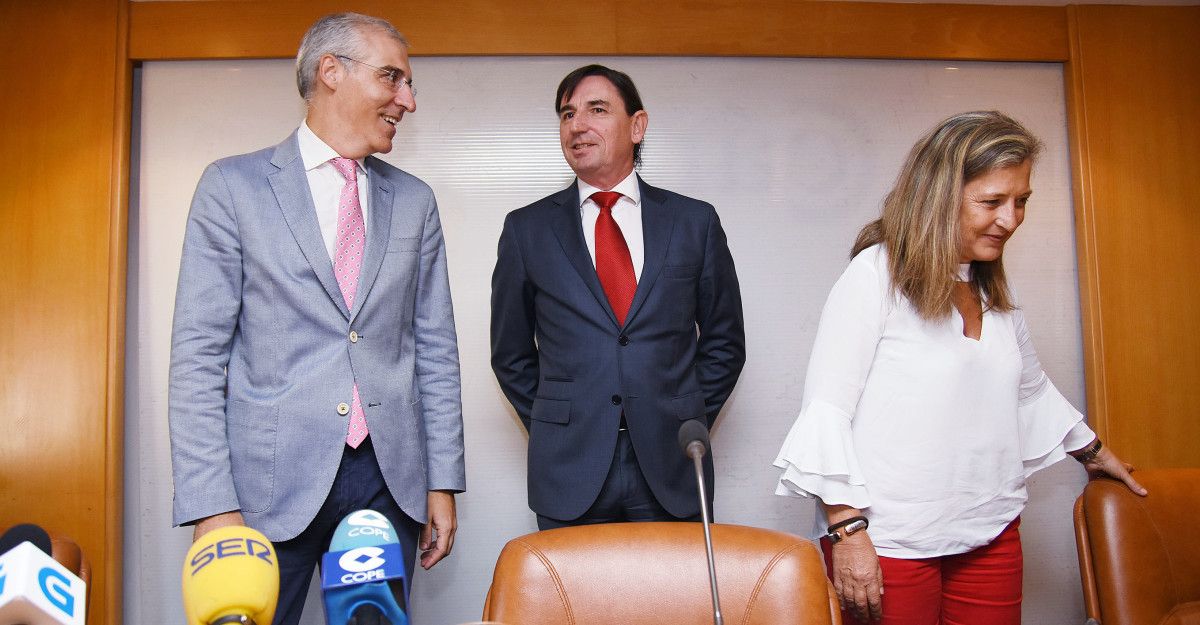 El conselleiro de Industria, Francisco Conde, el vicepresidente de la Cámara, Eduardo Barros y la delegada de la Zona Franca, Teresa Pedrosa