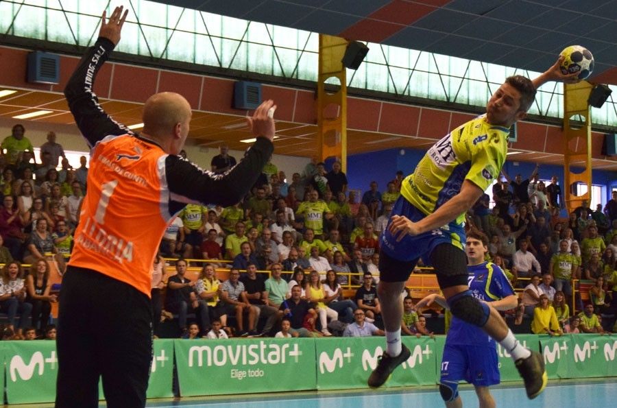 Partido entre MMT Seguros Zamora y Condes de Albarei Teucro en el Polideportivo Ángel Nieto