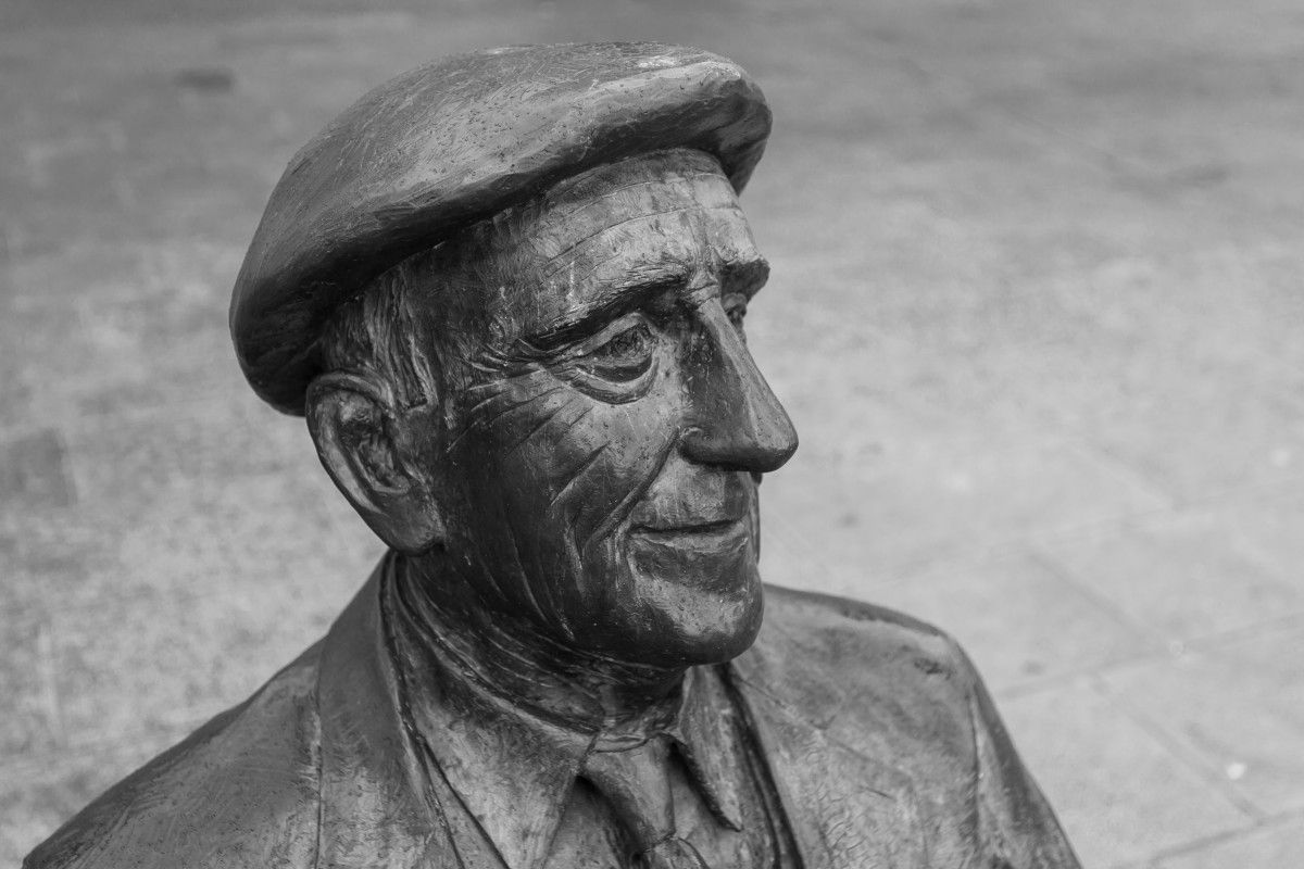 Detalle de la escultura de Ramón Cabanillas es Cambados