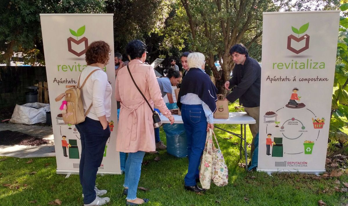 Reparto de compost en Sanxenxo