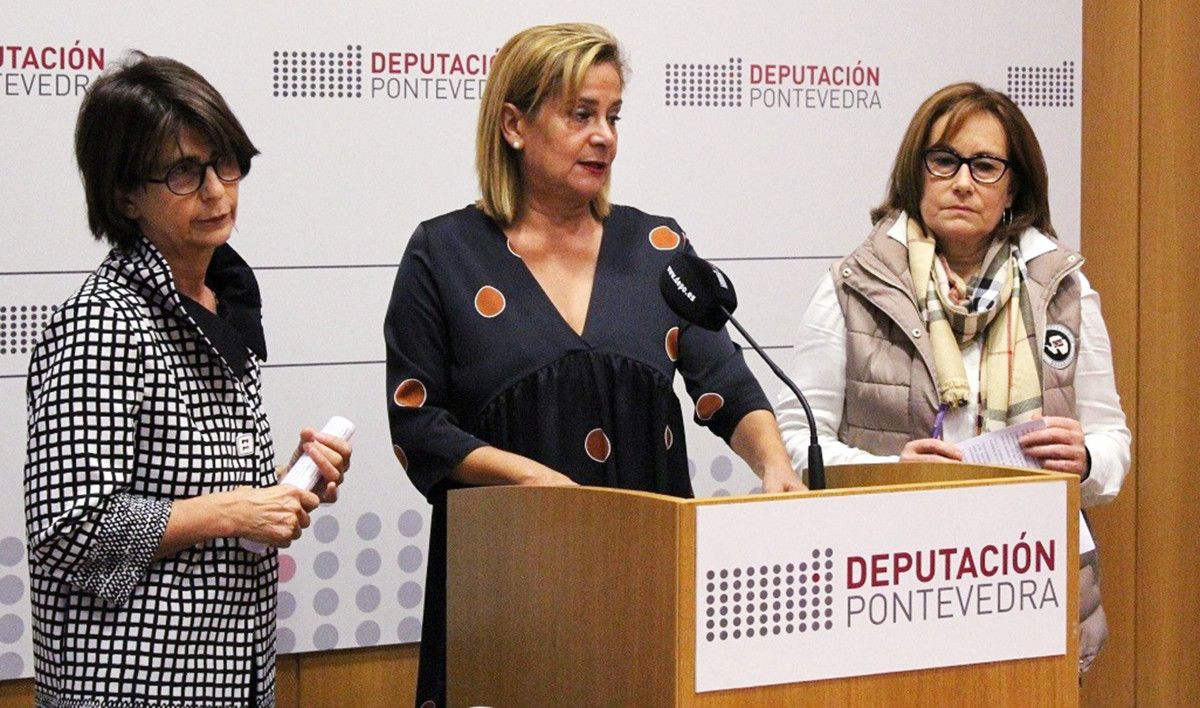 Puri Leal, Carmela Silva y Carmen Cajide, en la Deputación 