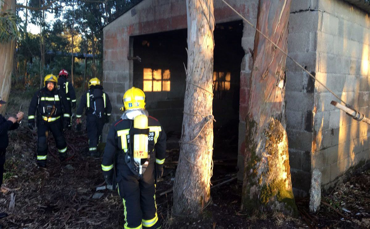 Incendio de una caseta en Noalla