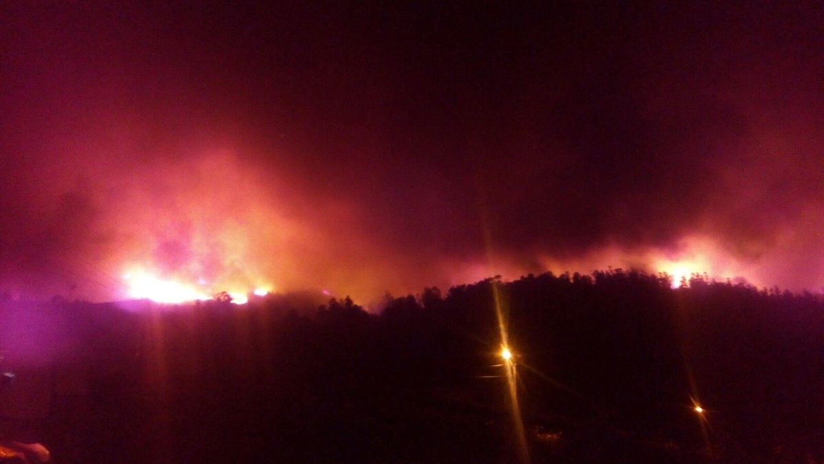 Incendio en Pazos de Borbén visto desde Ponte Sampaio