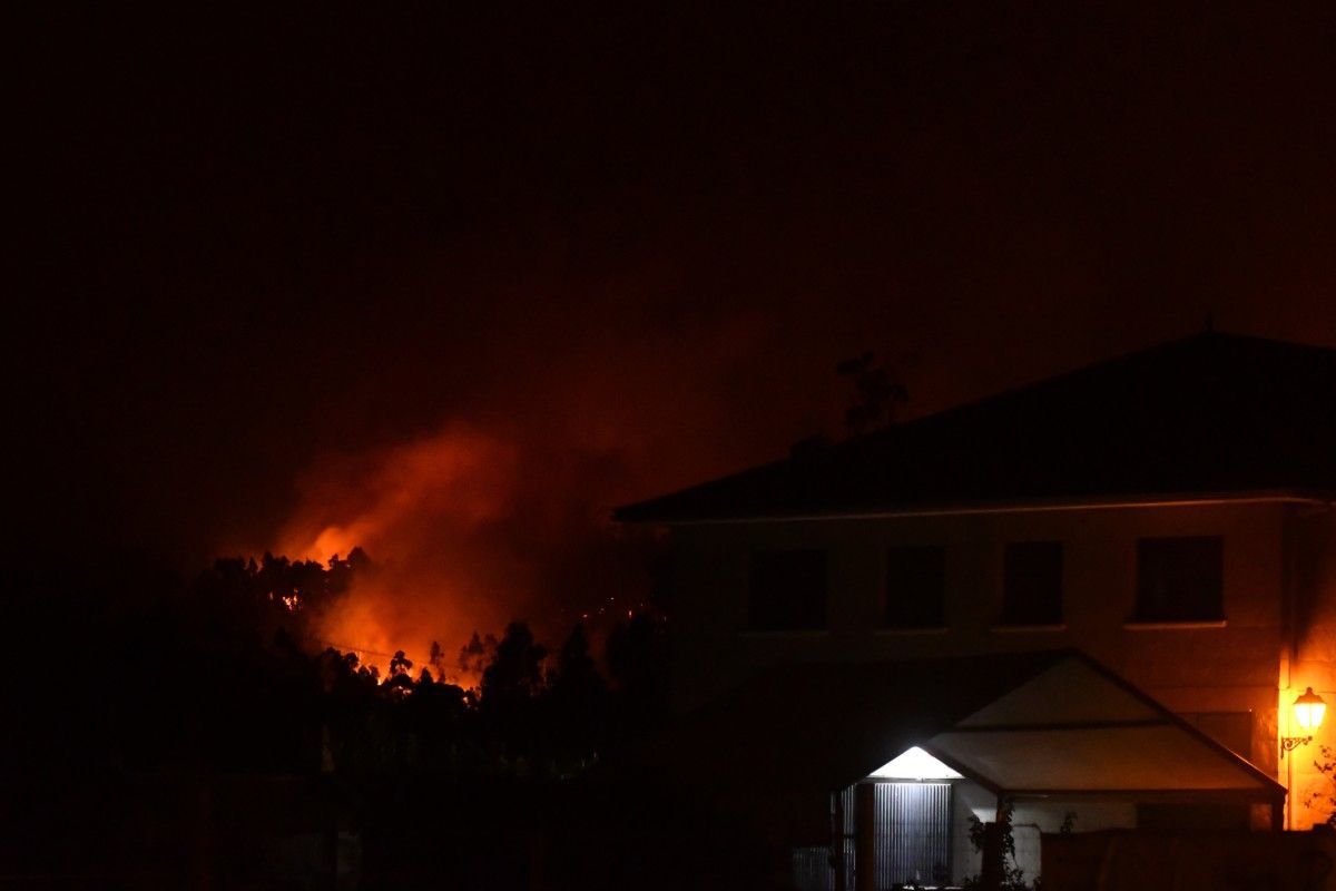 Imágenes nocturnas del incendio de Tenorio