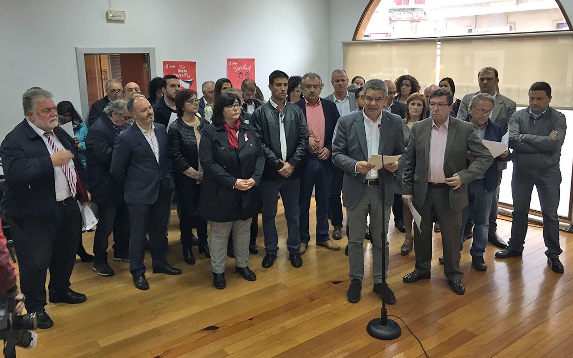 Santos Héctor con alcaldes y portavoces del PSdeG-PSOE en la provincia