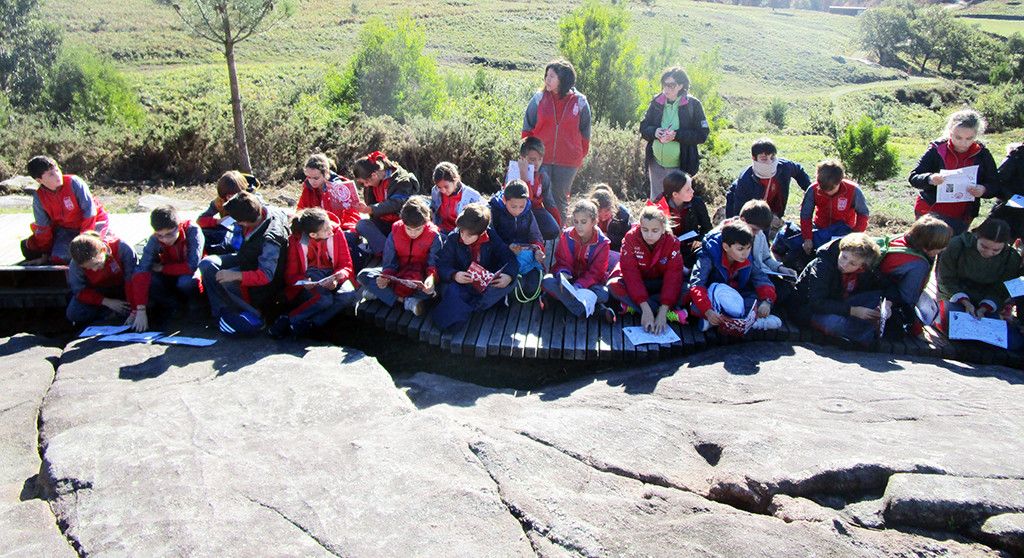 Visita do colexio San José a área arqueolóxica de Tourón