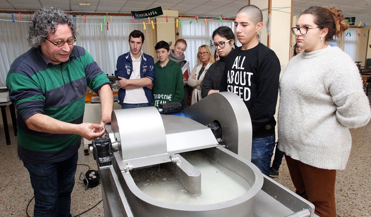 "Taller de papel artesanal hecho a mano, con la pasta de celulosa de Ence"