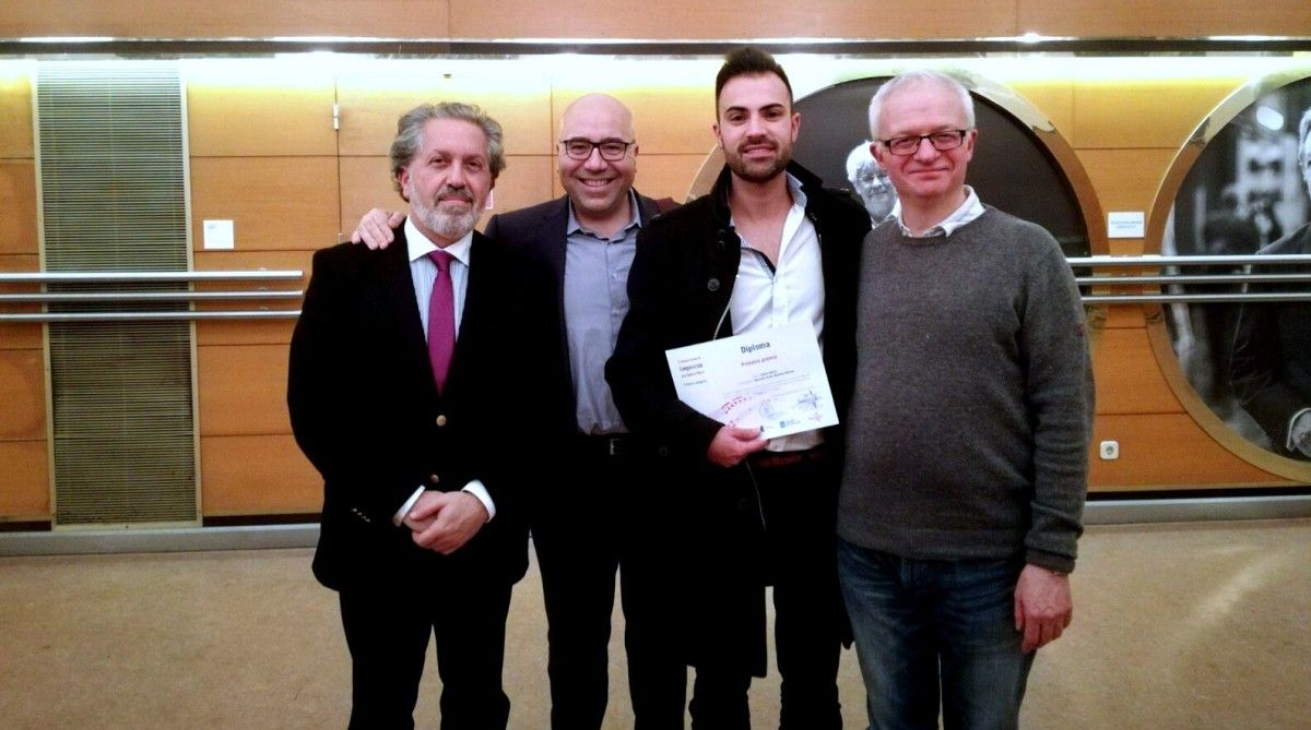 El compositor Israel Alonso muestra el título de ganador