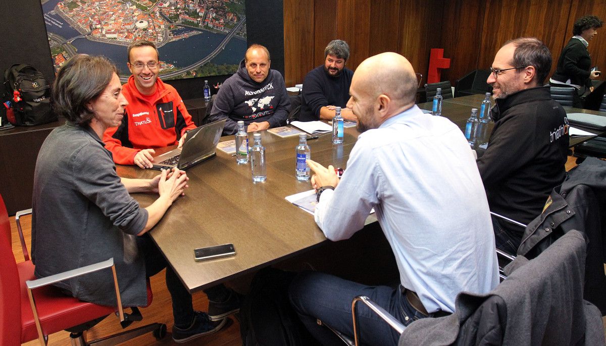 Técnicos de la Federación Internacional de Triatlón visitan Pontevedra