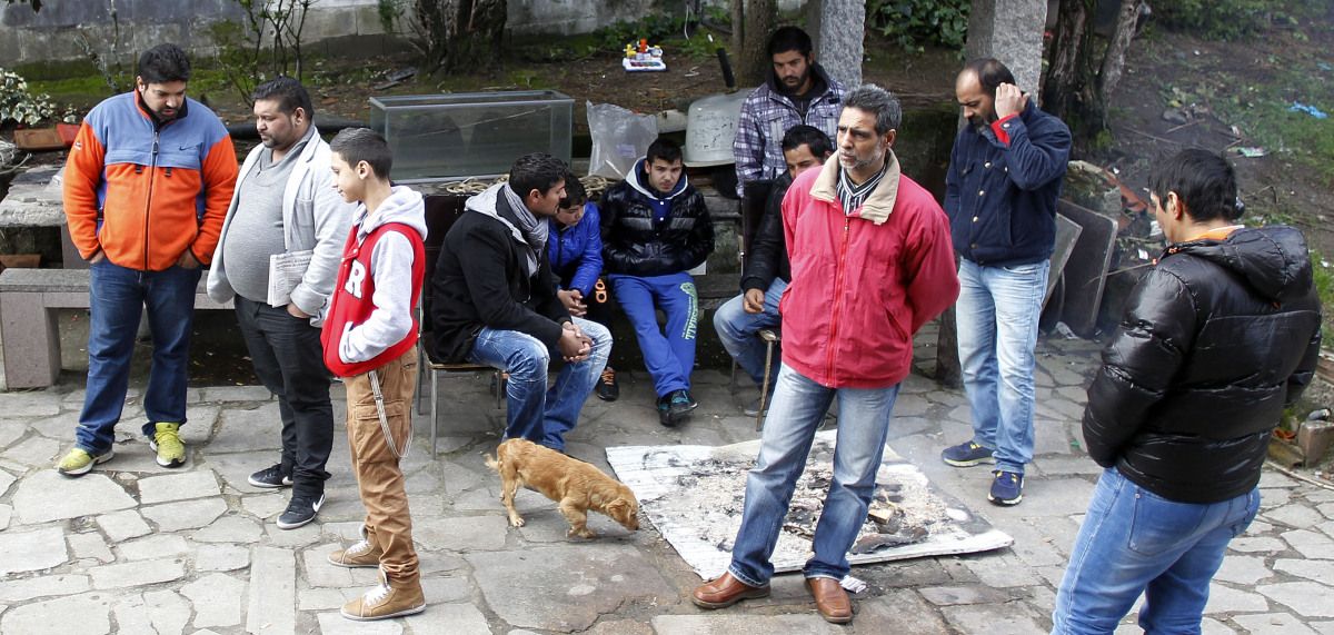 Familiares y amigos de María Luisa Jiménez durante el velatorio de la fallecida en Figueirido