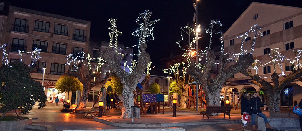 Bueu ya tiene encendido el alumbrado de Navidad