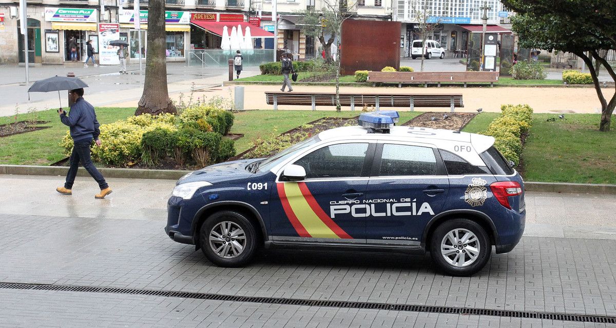 Patrulla de la Policía Nacional de Pontevedra en la plaza de España 