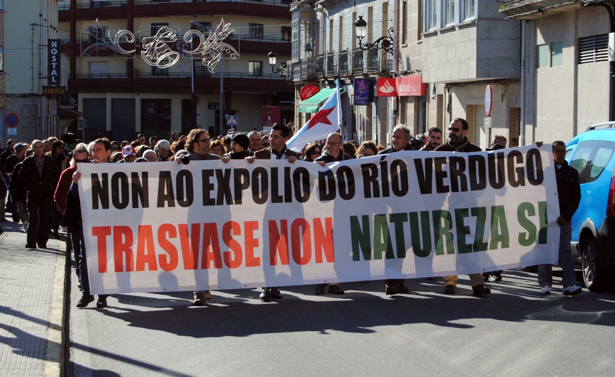 Andrés Díaz e membros do goberno municipal, na manifestación contra o trasvase en 2017