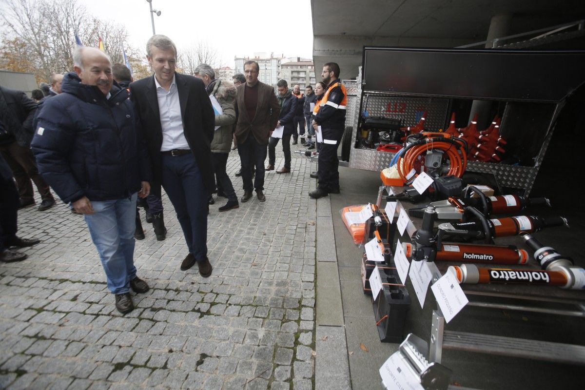 O vicepresidente da Xunta entrega material de emerxencias