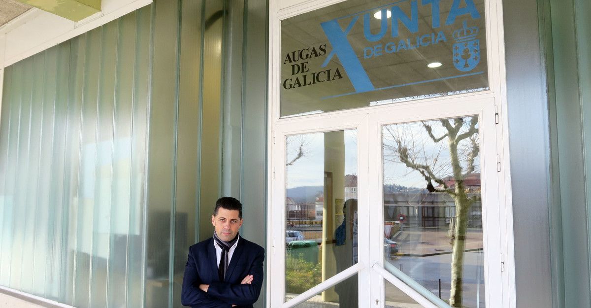 Andrés Díaz, ante a sede de Augas de Galicia