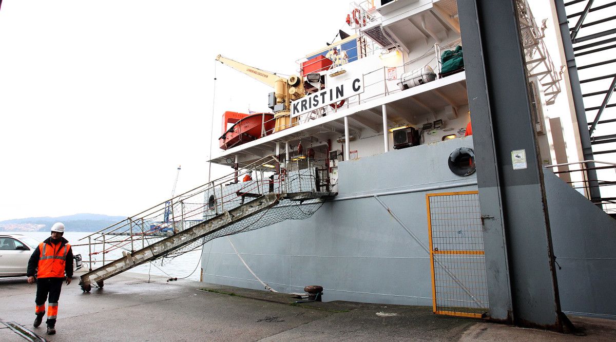 Buque 'Kristin C' en el puerto de Marín con dos polizones a bordo