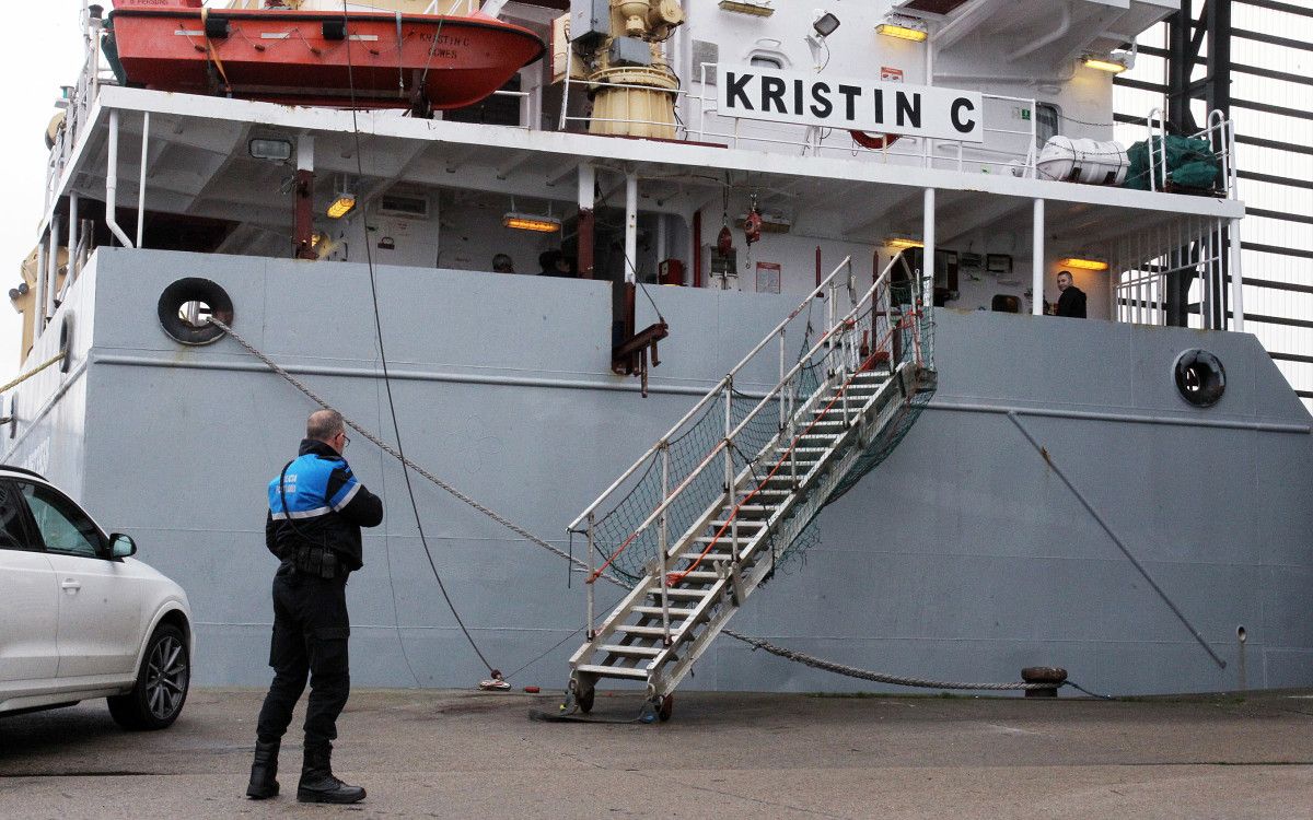 Buque 'Kristin C' en el puerto de Marín con dos polizones a bordo