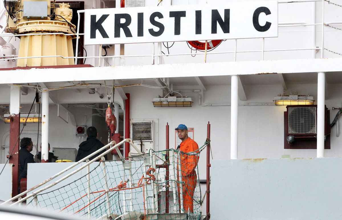 Buque 'Kristin C' en el puerto de Marín con dos polizones a bordo