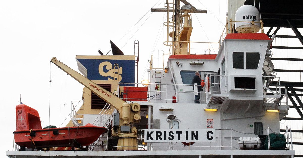 Buque 'Kristin C' en el puerto de Marín con dos polizones a bordo