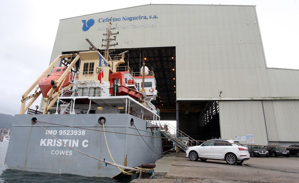 Buque 'Kristin C' en el puerto de Marín con dos polizones a bordo