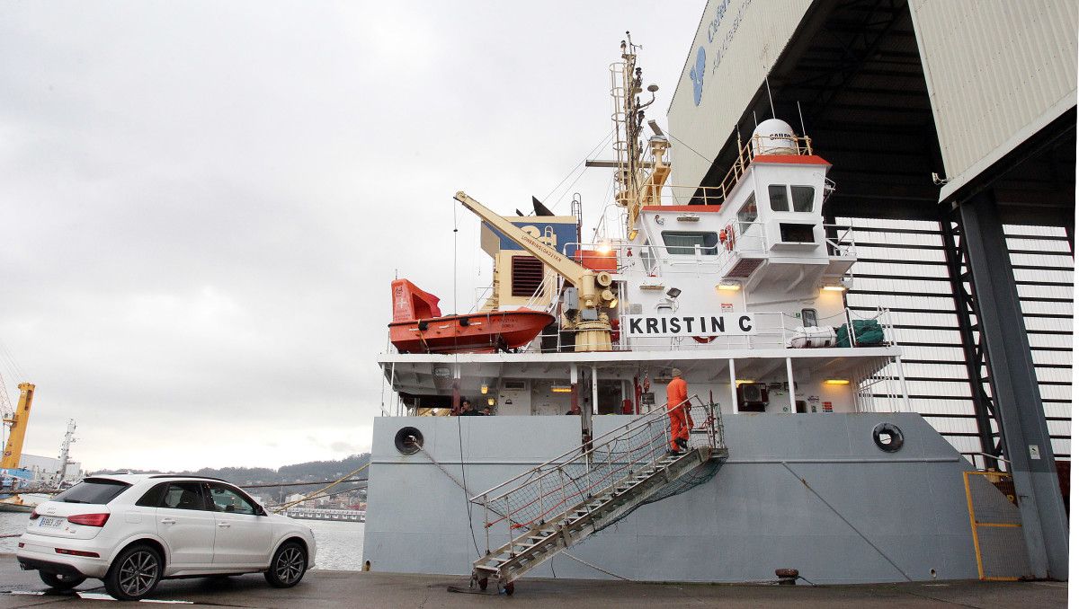 Buque 'Kristin C' en el puerto de Marín con dos polizones a bordo