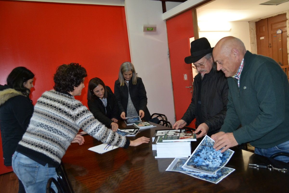 El artista Camilo Camaño dona libros a las bibliotecas de Bueu