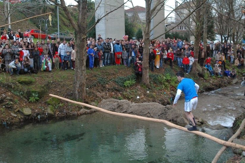 'Galo no río', unha das actividades máis populares do Entroido de Cobres