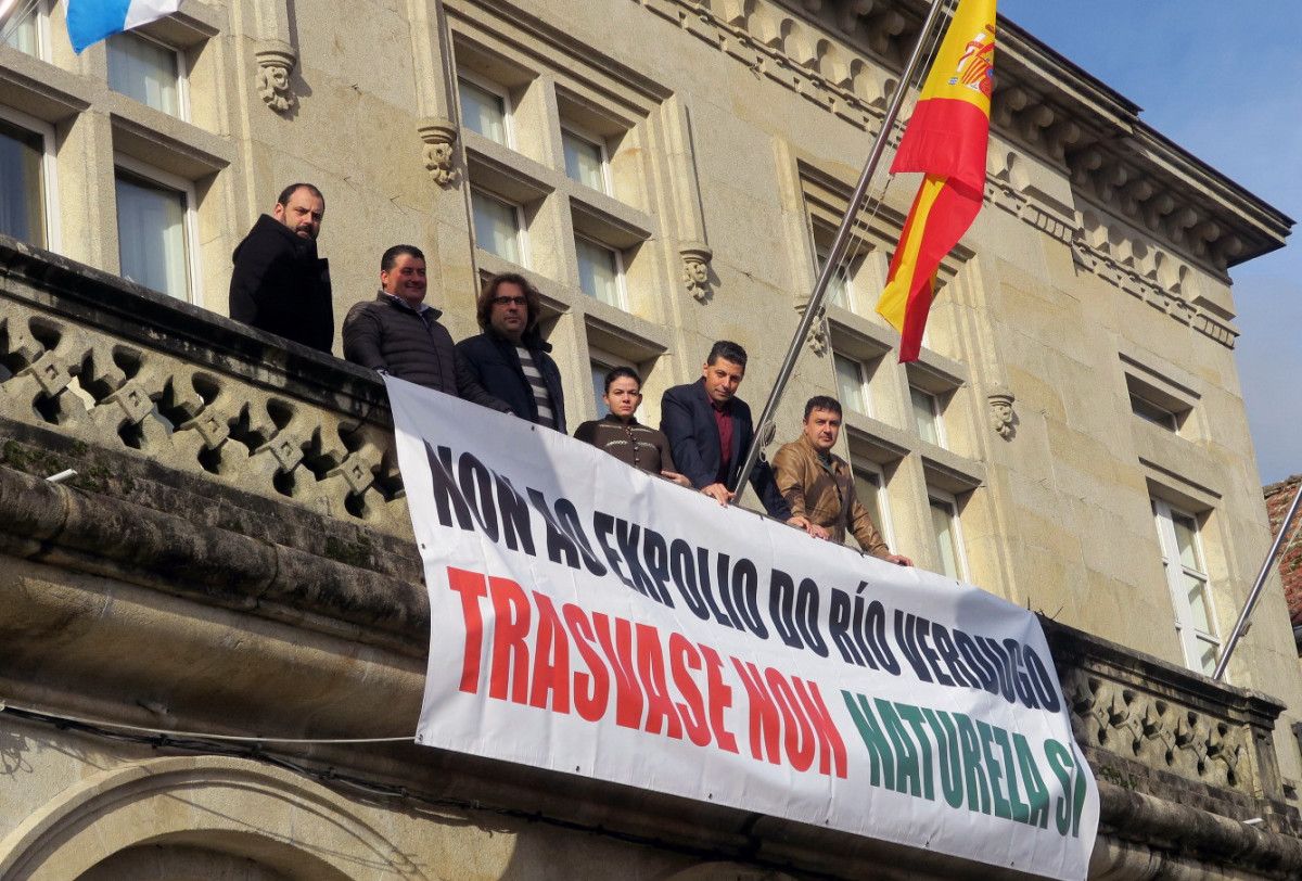 Pancarta contra el trasvase en el balcón del Concello de Ponte Caldelas