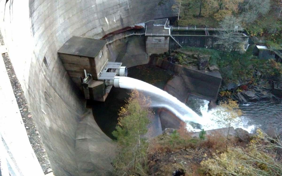 Compuertas abiertas en el embalse de Eiras